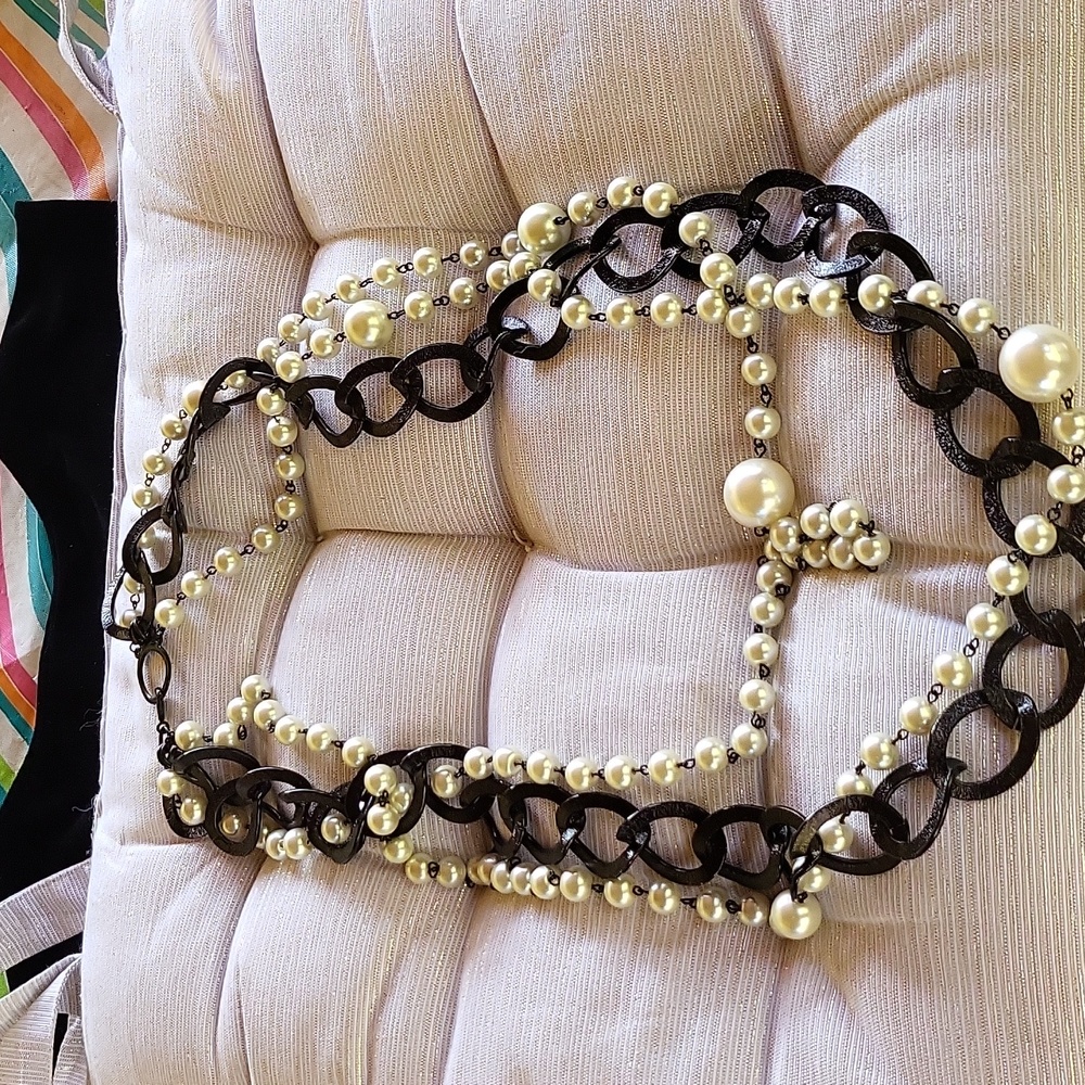 32" fun and funky black and pearl vintage necklace